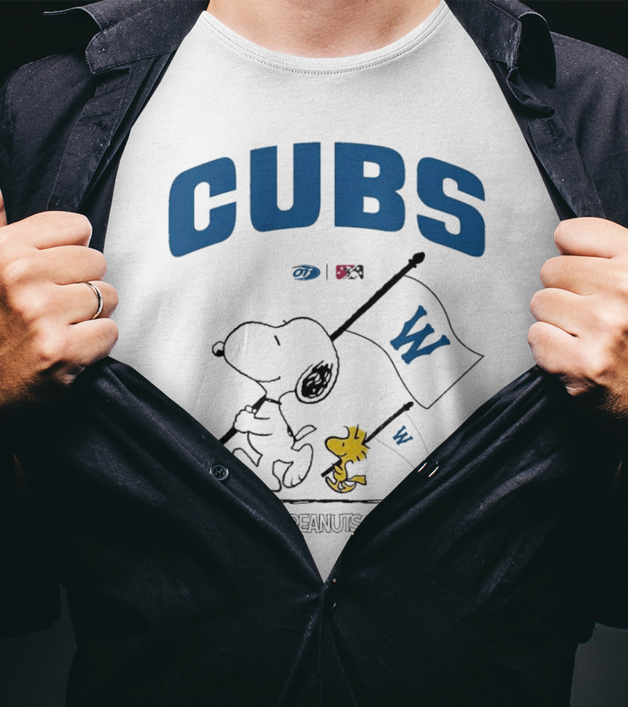 Peanuts Snoopy Woodstock Cubs W Flag T-Shirt