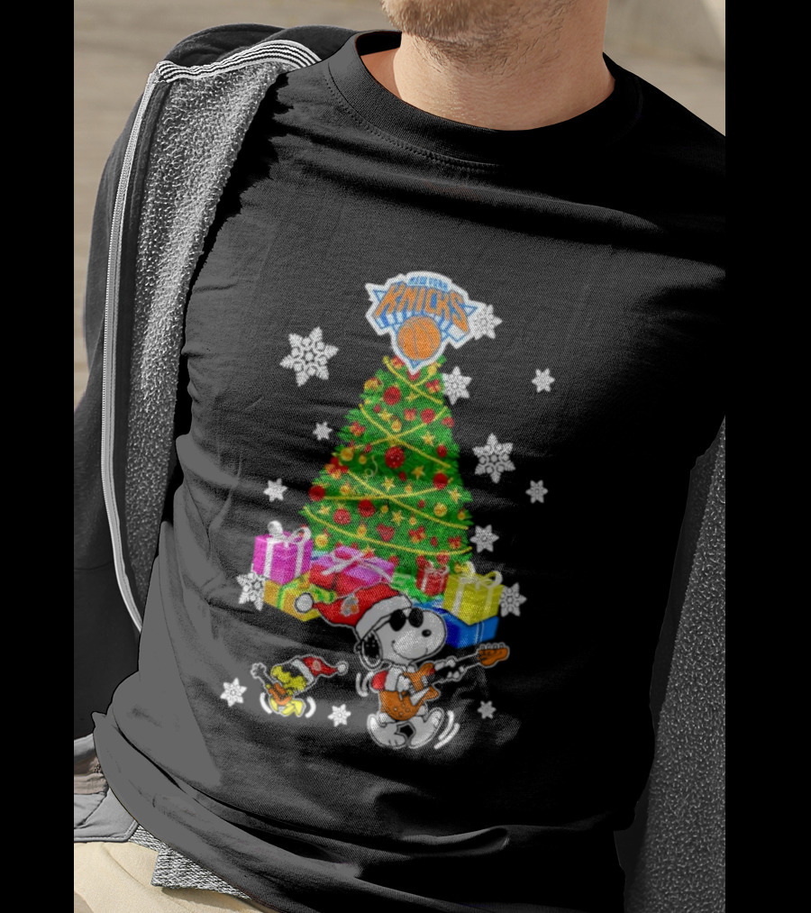 New York Knicks Snoopy Woodstock Christmas Tree Gifts Snowflakes T-Shirt