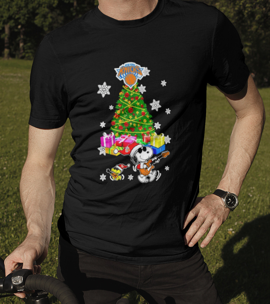 New York Knicks Snoopy Woodstock Christmas Tree Gifts Snowflakes T-Shirt