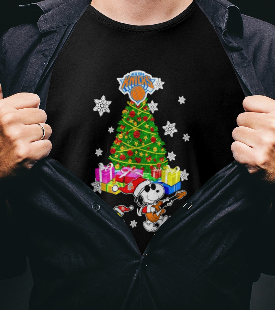 New York Knicks Snoopy Woodstock Christmas Tree Gifts Snowflakes T-Shirt