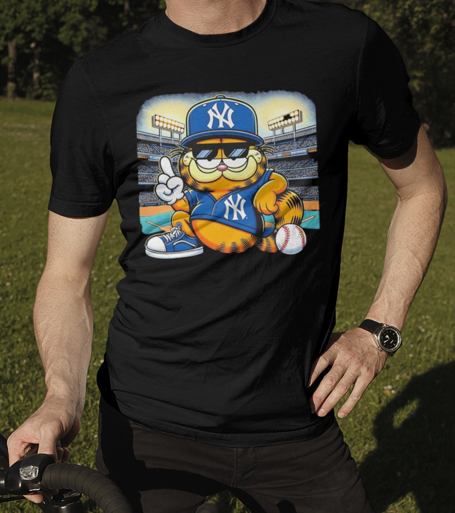 New York Yankees Baseball Garfield Cartoon Stadium Scene T-Shirt