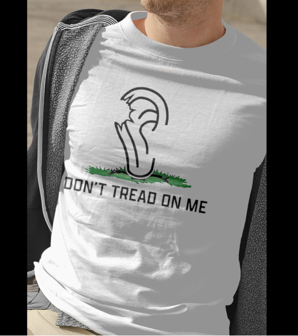 DON'T TREAD ON ME Piece Of Ear Missing Iconic Symbol Green Grass T-Shirt