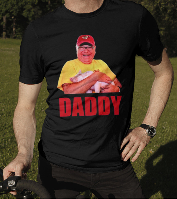DADDY Hugging Pig Tim Walz Cap T-Shirt