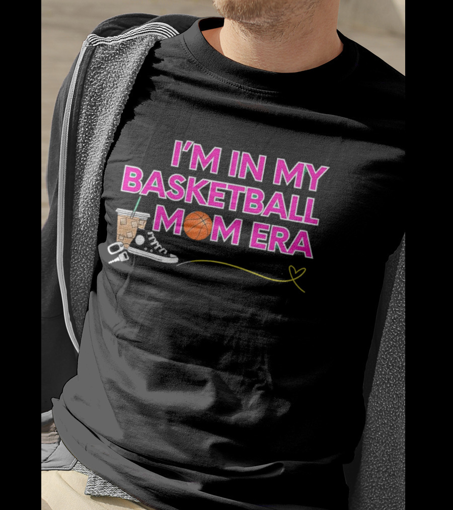 I'm In My Basketball Mom Era Sneakers Coffee Schlüsselbund Herz T-Shirt
