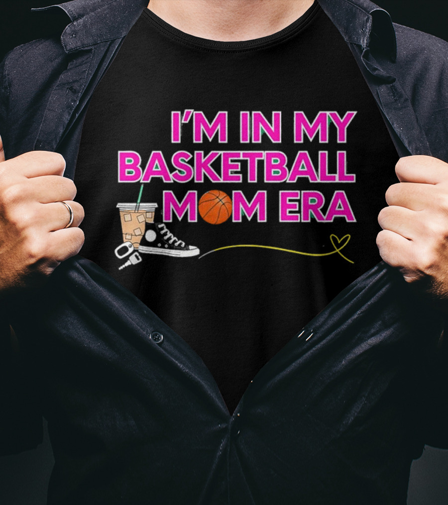 I'm In My Basketball Mom Era Sneakers Coffee Schlüsselbund Herz T-Shirt