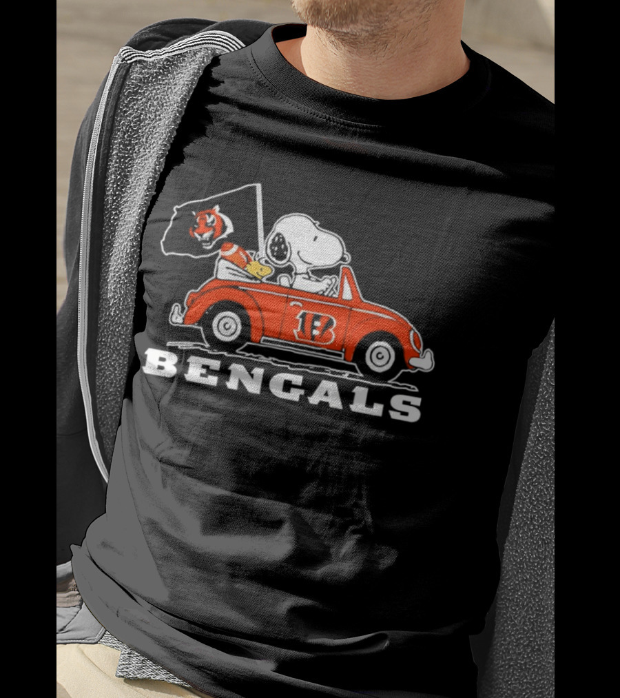 Snoopy And Woodstock Driving Cincinnati Bengals Car With Flag T-Shirt