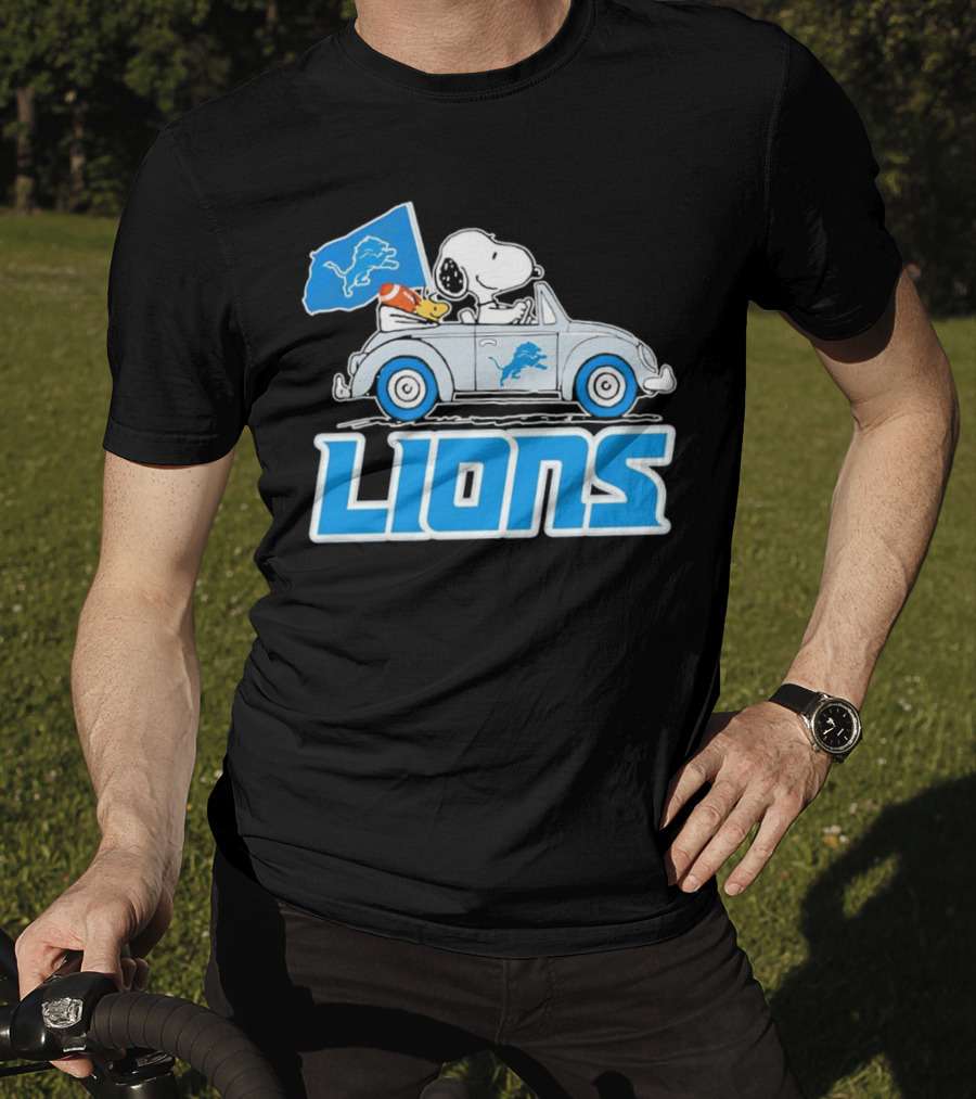 Snoopy And Woodstock In Car With Detroit Lions Flag T-Shirt