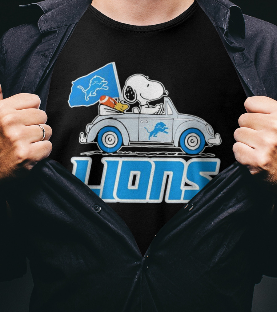 Snoopy And Woodstock In Car With Detroit Lions Flag T-Shirt