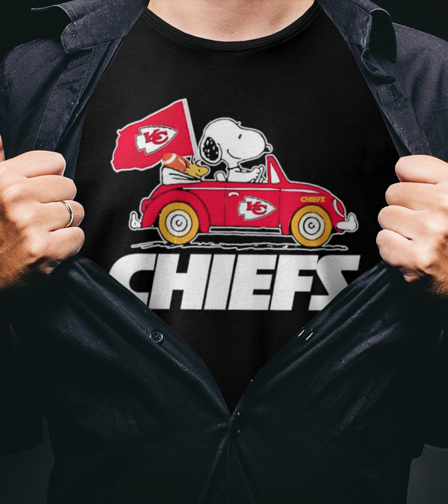 Snoopy Woodstock Driving Red Car Chiefs Flag Kansas City Chiefs T-Shirt