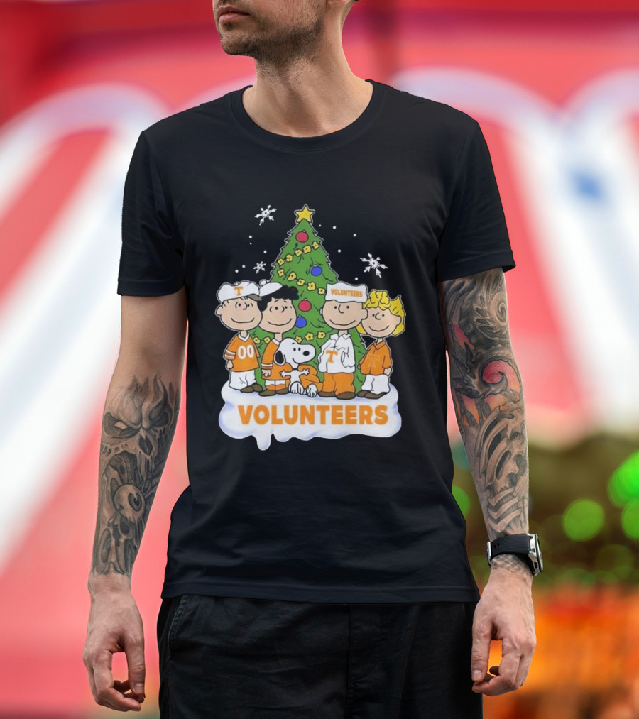 Tennessee Volunteers Snoopy And Friends Christmas Tree T-Shirt