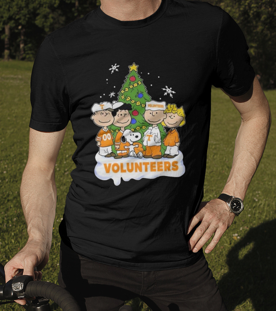 Tennessee Volunteers Snoopy And Friends Christmas Tree T-Shirt