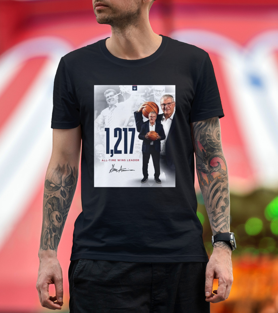 1,217 All-Time Wins Leader Geno Auriemma Signature Image T-Shirt