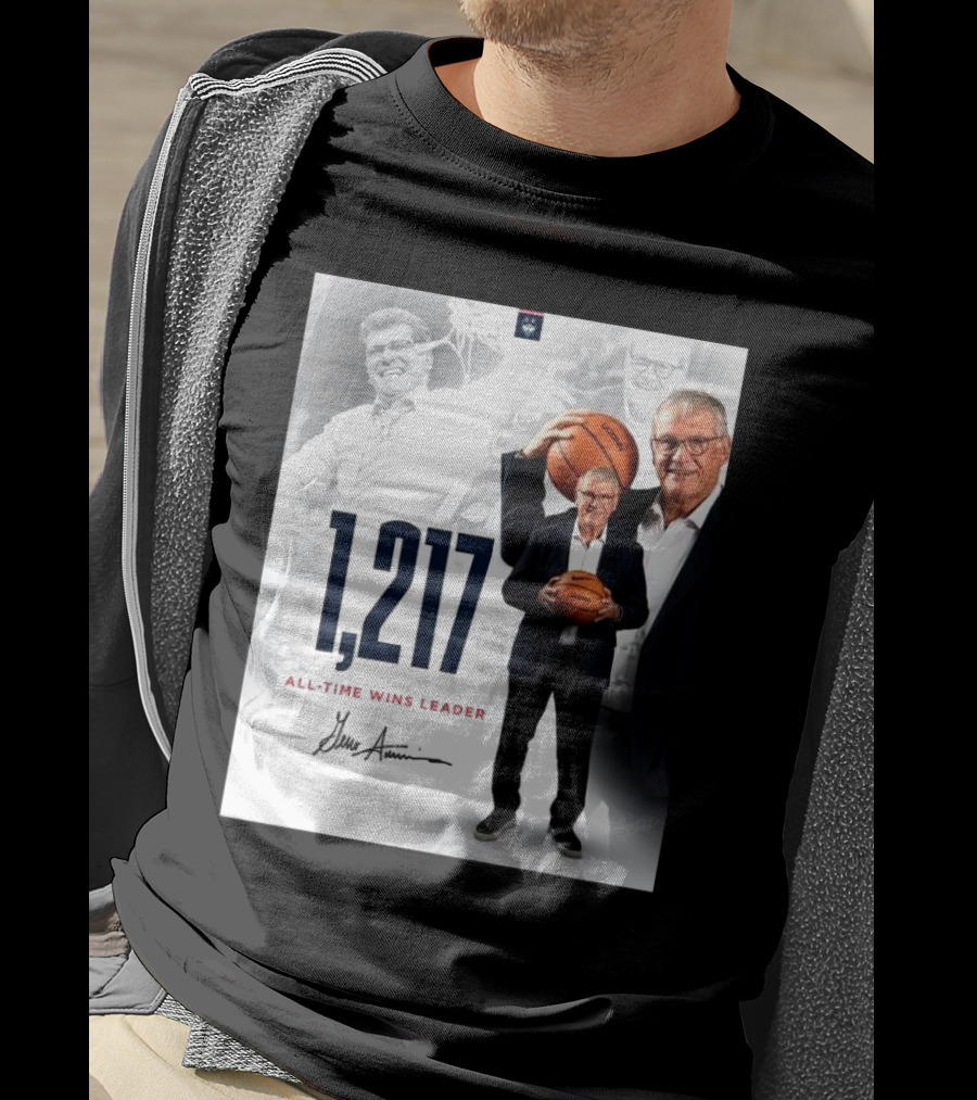 1,217 All-Time Wins Leader Geno Auriemma Signature Image T-Shirt
