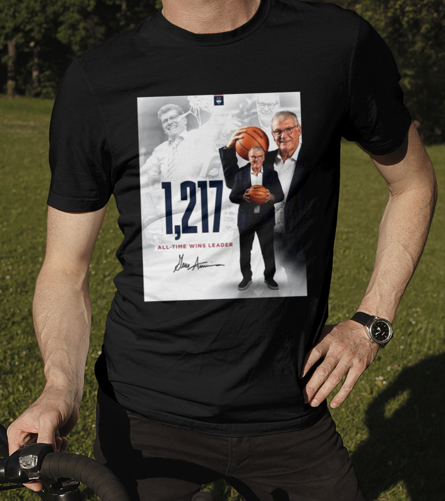 1,217 All-Time Wins Leader Geno Auriemma Signature Image T-Shirt