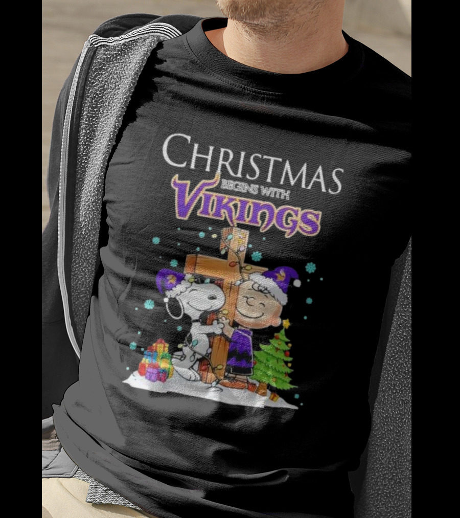 Christmas Begins With Minnesota Vikings Charlie Brown Snoopy Hug Cross T-Shirt