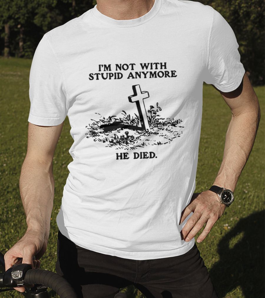 I'm Not With Stupid Anymore He Died Skull Skeleton Smoking Gesture T-Shirt