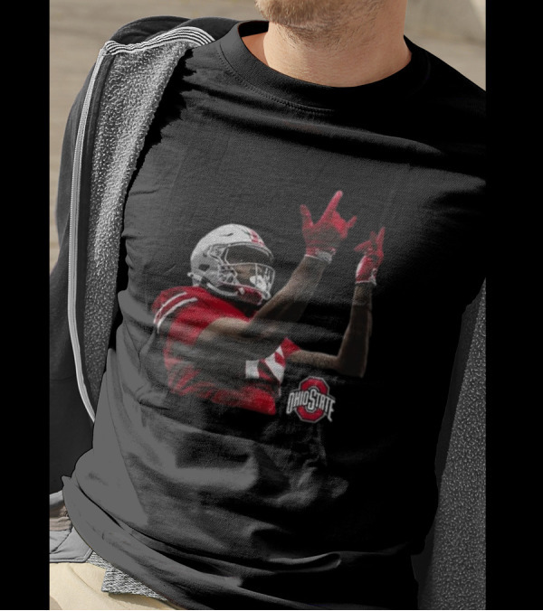 Jelani Thurman Ohio State Football Player In Action With Helmet And Ohio State Buckeyes Logo T-Shirt