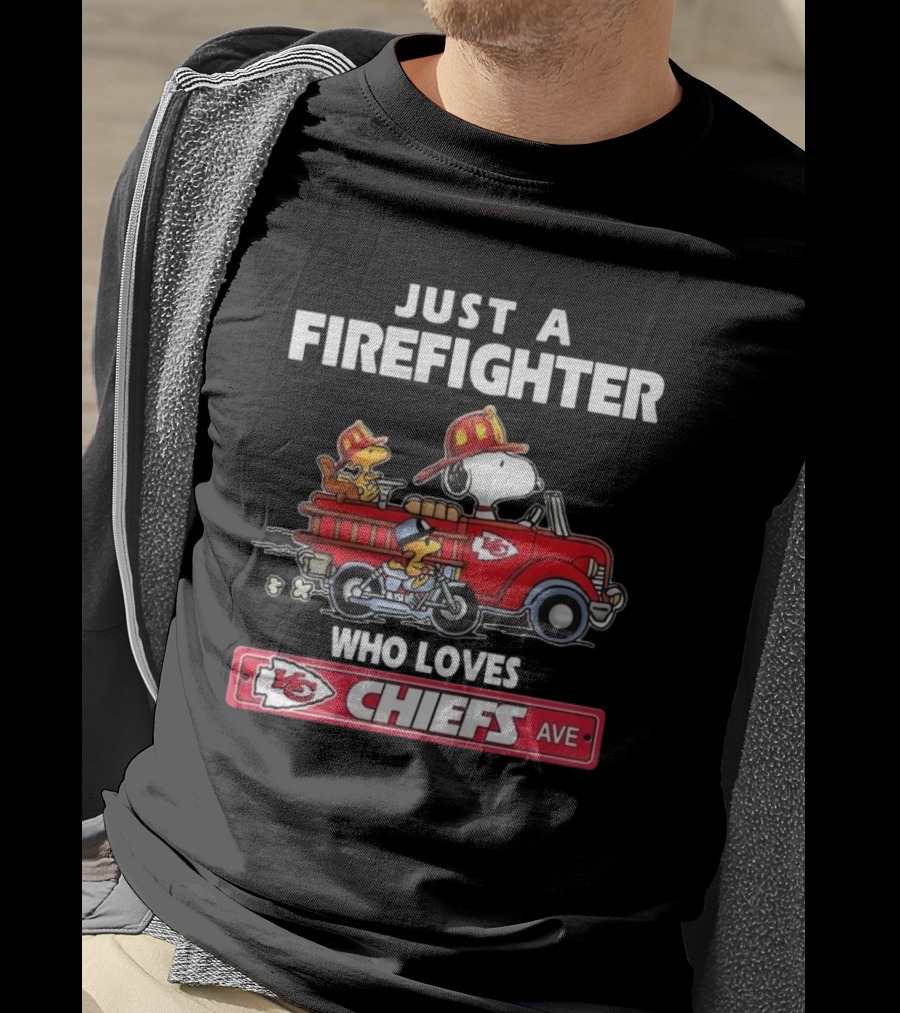 Just A Firefighter Who Loves Chiefs Snoopy Fire Truck KC Chiefs Ave T-Shirt