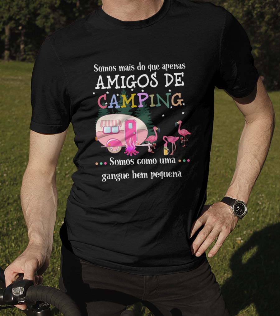 Somos Mais Do Que Apenas Amigos De Camping Somos Como Uma Gangue Bem Pequena Flamingo Caravana Estrelas Fogueira T-Shirt