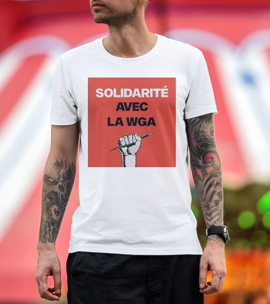 SOLIDARITÉ AVEC LA WGA Raised Fist Holding Pen T-Shirt