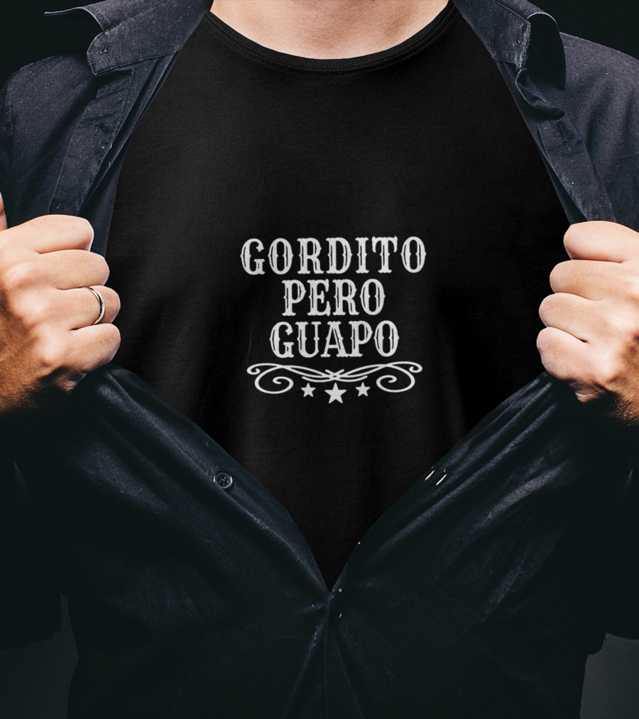 Gordito Pero Guapo Bold Western Text With Swirls And Stars T-Shirt
