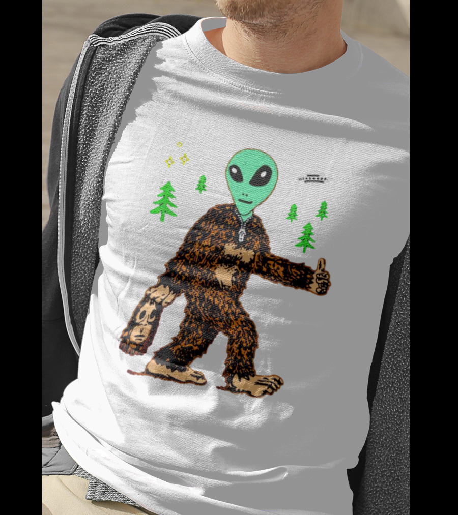 Alien Bigfoot Encounter Forest UFO Adventure T-Shirt