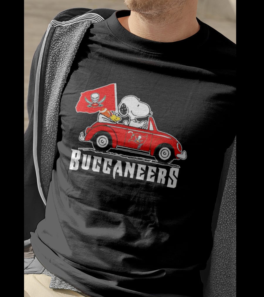 Snoopy And Woodstock In Car With Buccaneers Flag T-Shirt