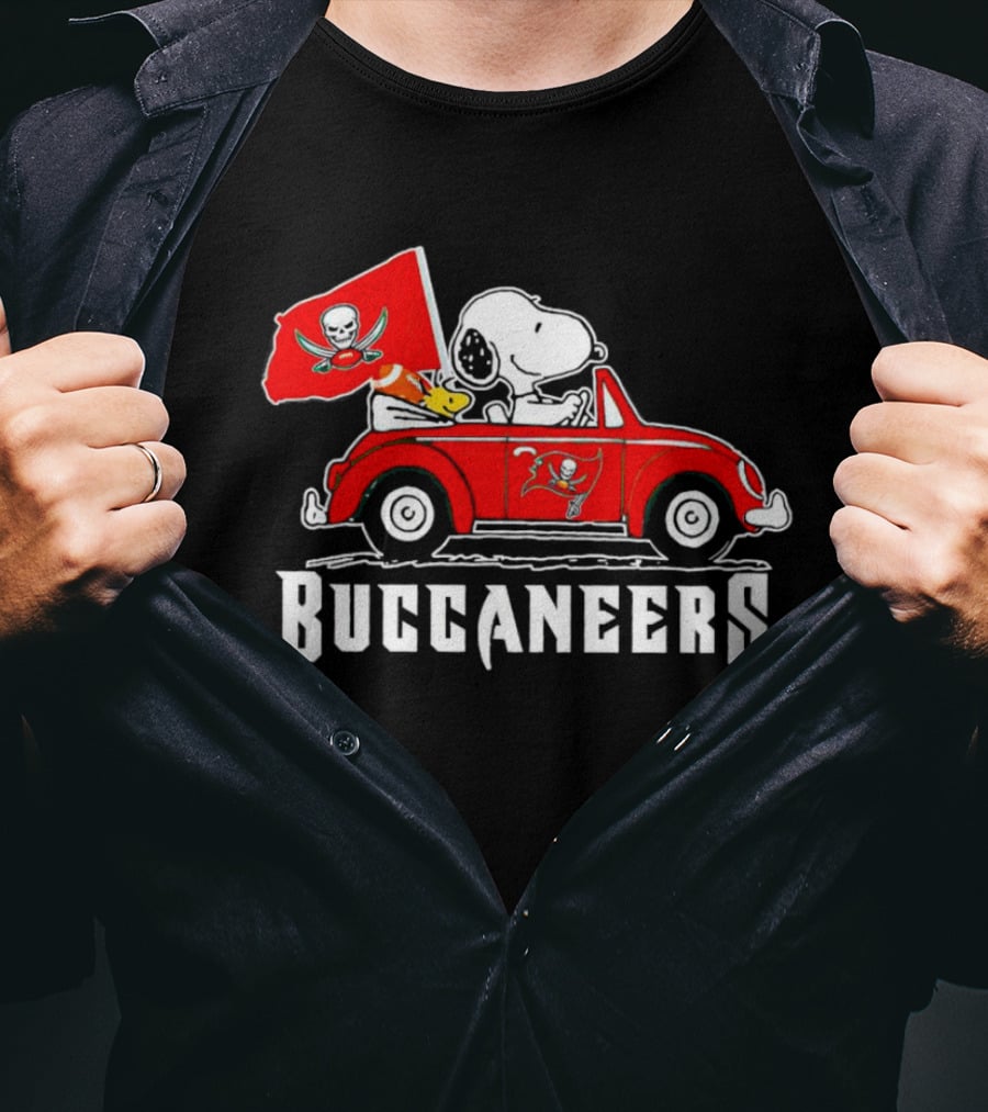 Snoopy And Woodstock In Car With Buccaneers Flag T-Shirt