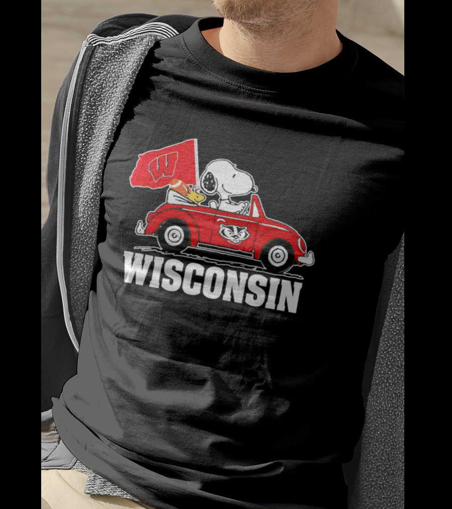 Snoopy And Woodstock In Red Car With Wisconsin Flag And Wisconsin Badgers T-Shirt