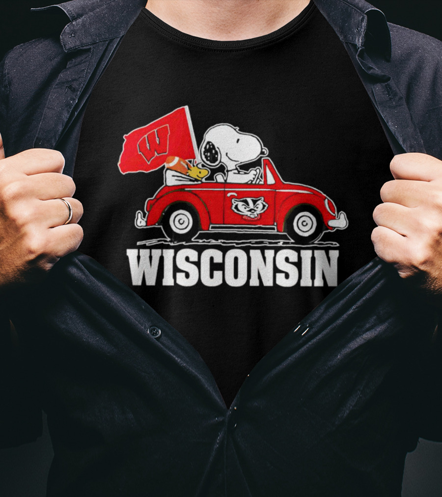 Snoopy And Woodstock In Red Car With Wisconsin Flag And Wisconsin Badgers T-Shirt