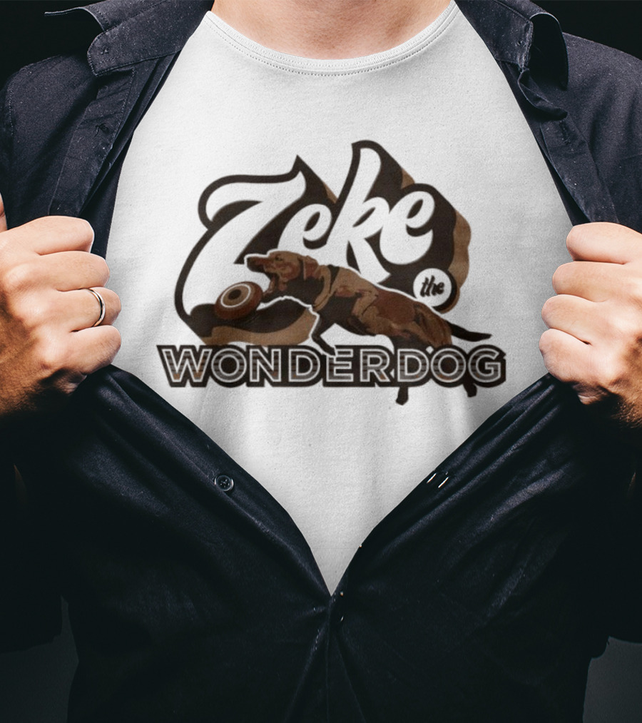 Zeke The Wonderdog Playing Frisbee T-Shirt
