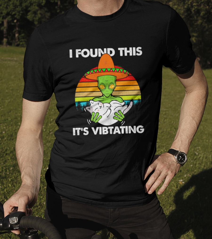 I Found This It's Vibrating Alien Cat Vintage Retro Sunset Sombrero T-Shirt