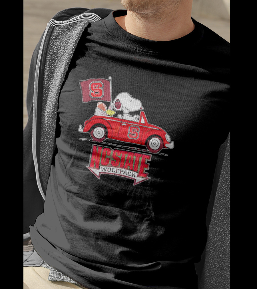 Snoopy And Woodstock Driving Car With NC State Wolfpack Flag T-Shirt