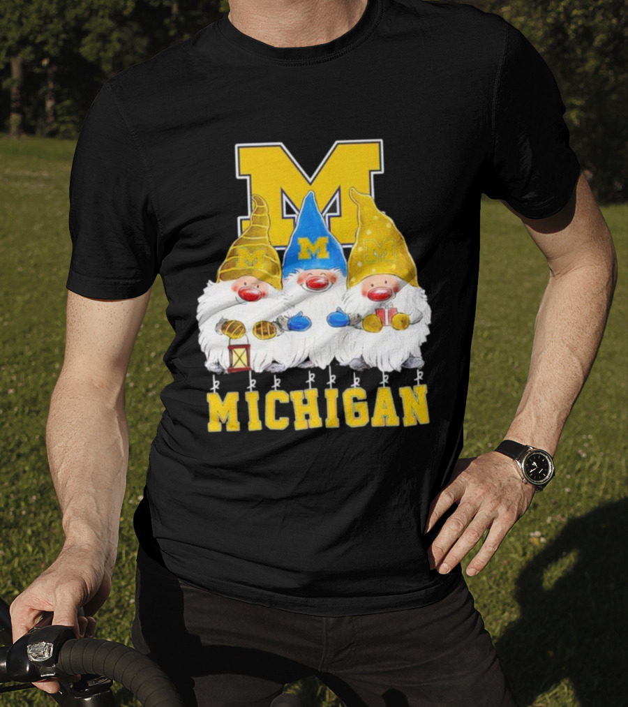 Gnomies Michigan Wolverines Christmas Festive Gnome Trio With Gifts And Lantern T-Shirt