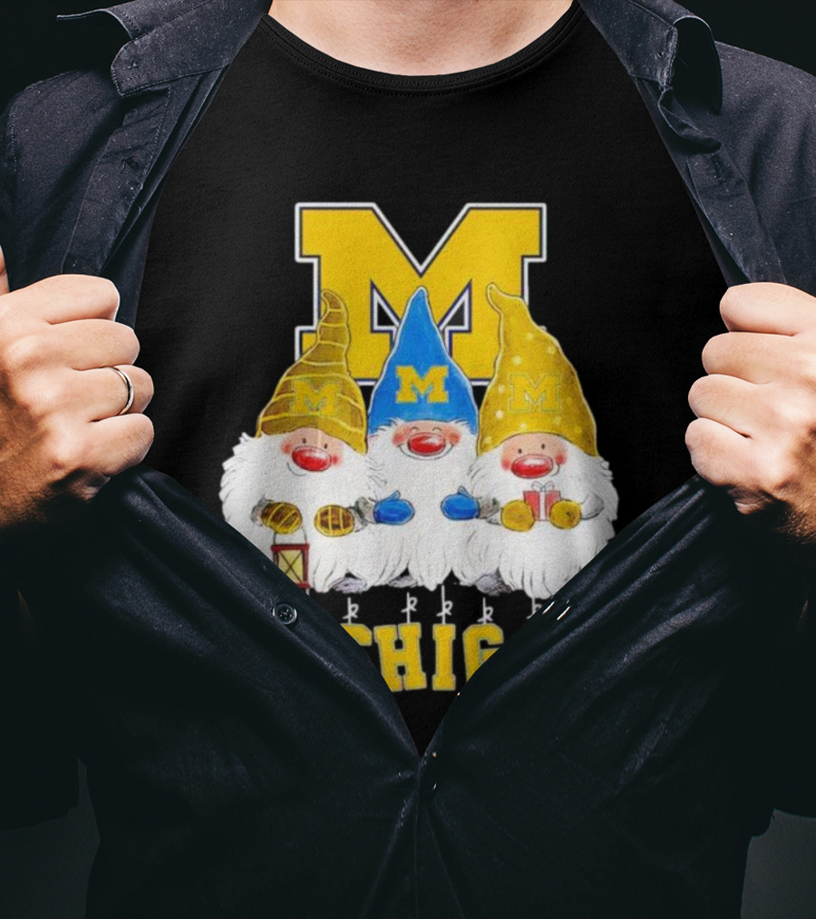 Gnomies Michigan Wolverines Christmas Festive Gnome Trio With Gifts And Lantern T-Shirt