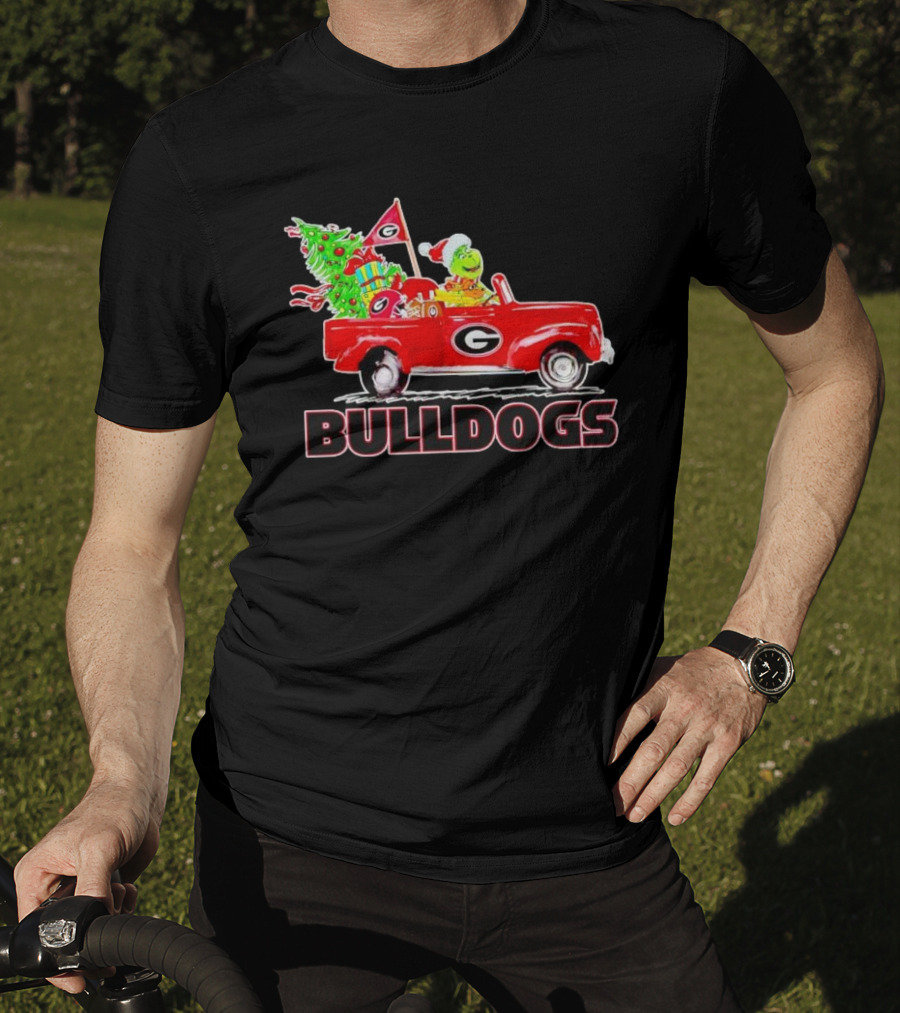 Grinch Driving Red Car With Dog Christmas Tree Gifts Georgia Bulldogs T-Shirt