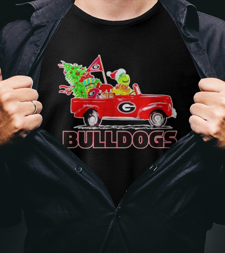 Grinch Driving Red Car With Dog Christmas Tree Gifts Georgia Bulldogs T-Shirt