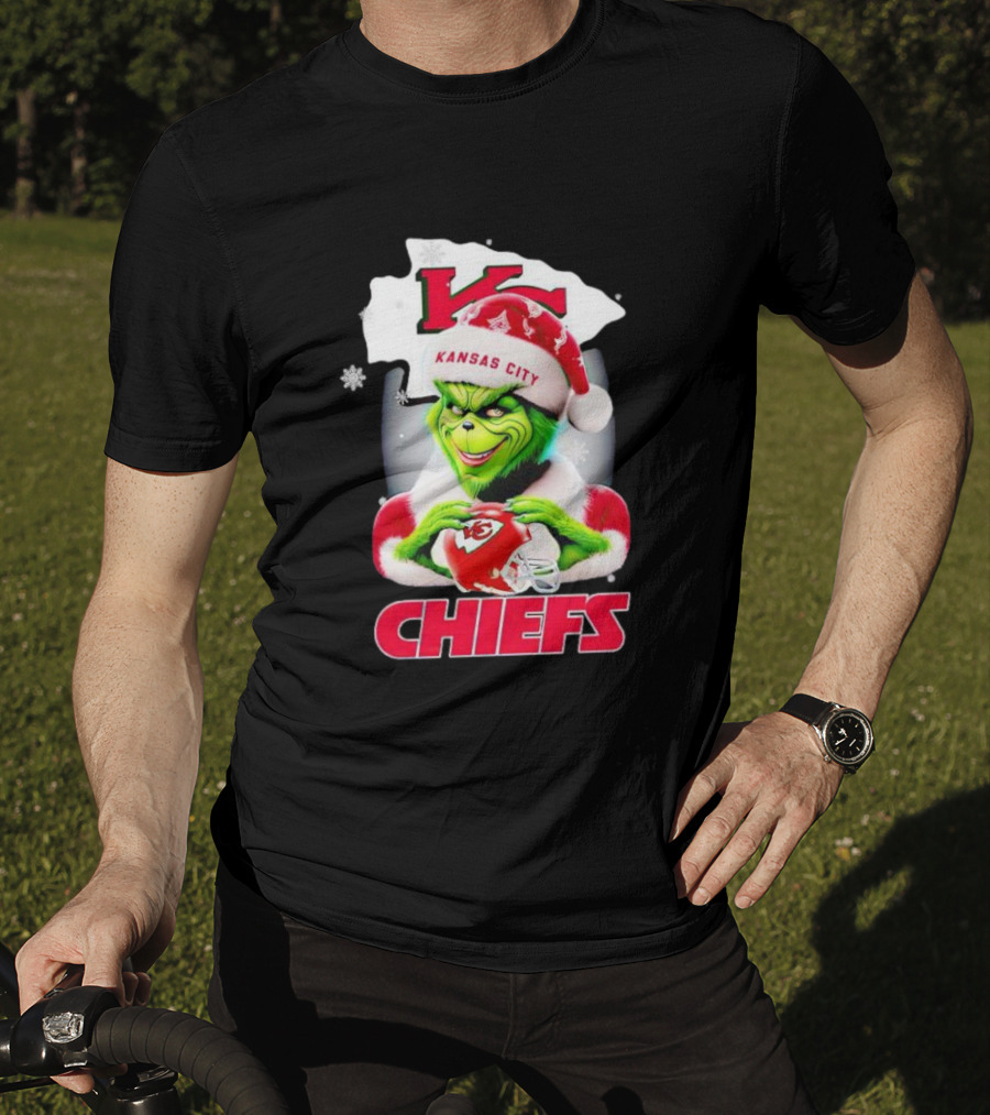 Kansas City Chiefs Christmas Grinch In Santa Hat Holding Football T-Shirt