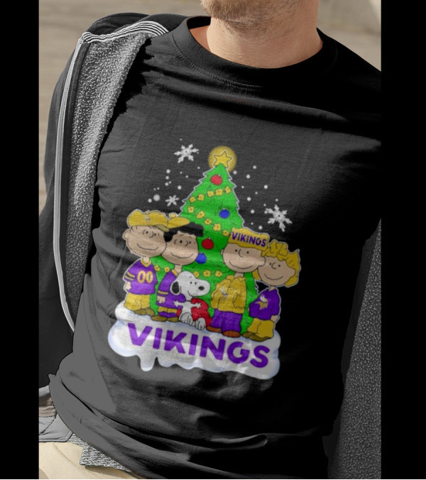 Minnesota Vikings Peanuts Characters Christmas Tree T-Shirt