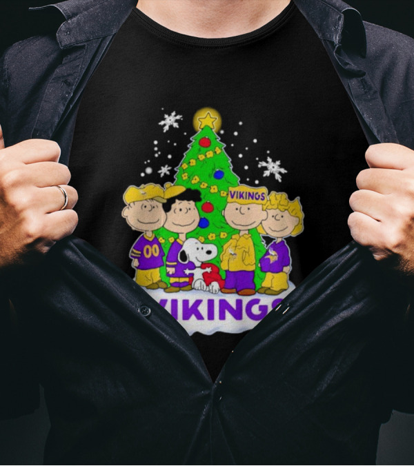 Minnesota Vikings Peanuts Characters Christmas Tree T-Shirt
