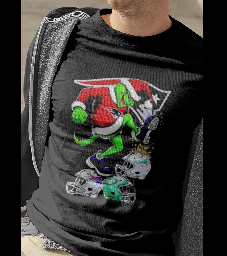 New England Patriots Santa Grinch Stomp On NFL Team Helmets Funny Christmas T-Shirt