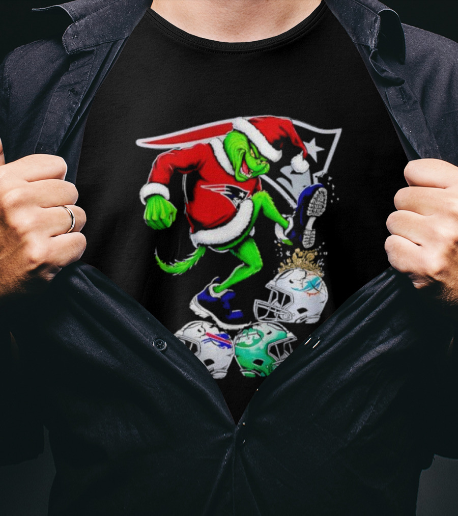 New England Patriots Santa Grinch Stomp On NFL Team Helmets Funny Christmas T-Shirt
