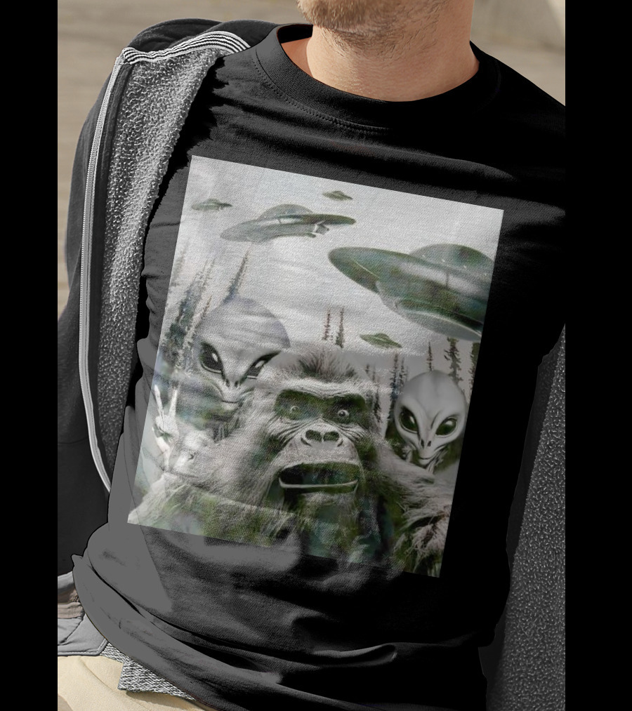 Bigfoot Aliens Selfie UFO Forest Adventure T-Shirt