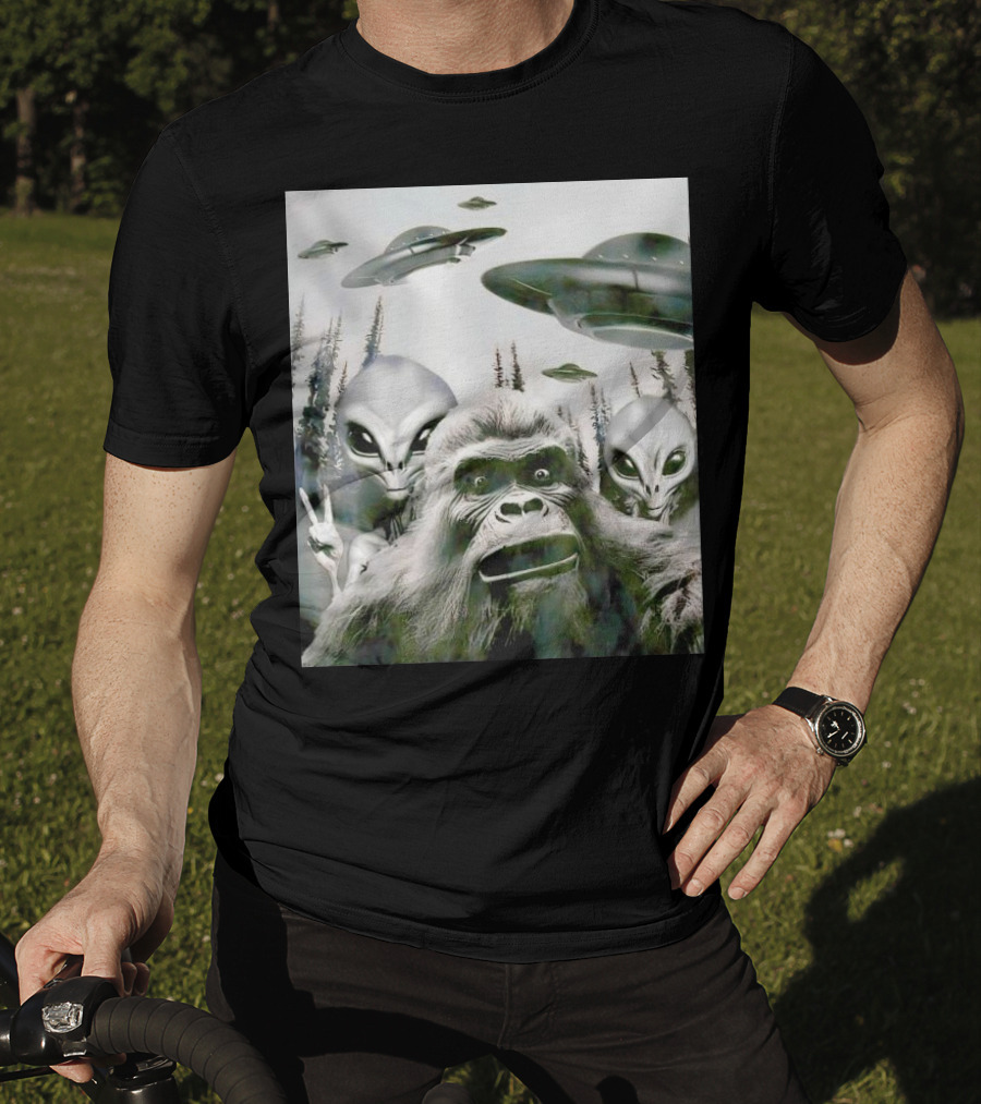 Bigfoot Aliens Selfie UFO Forest Adventure T-Shirt