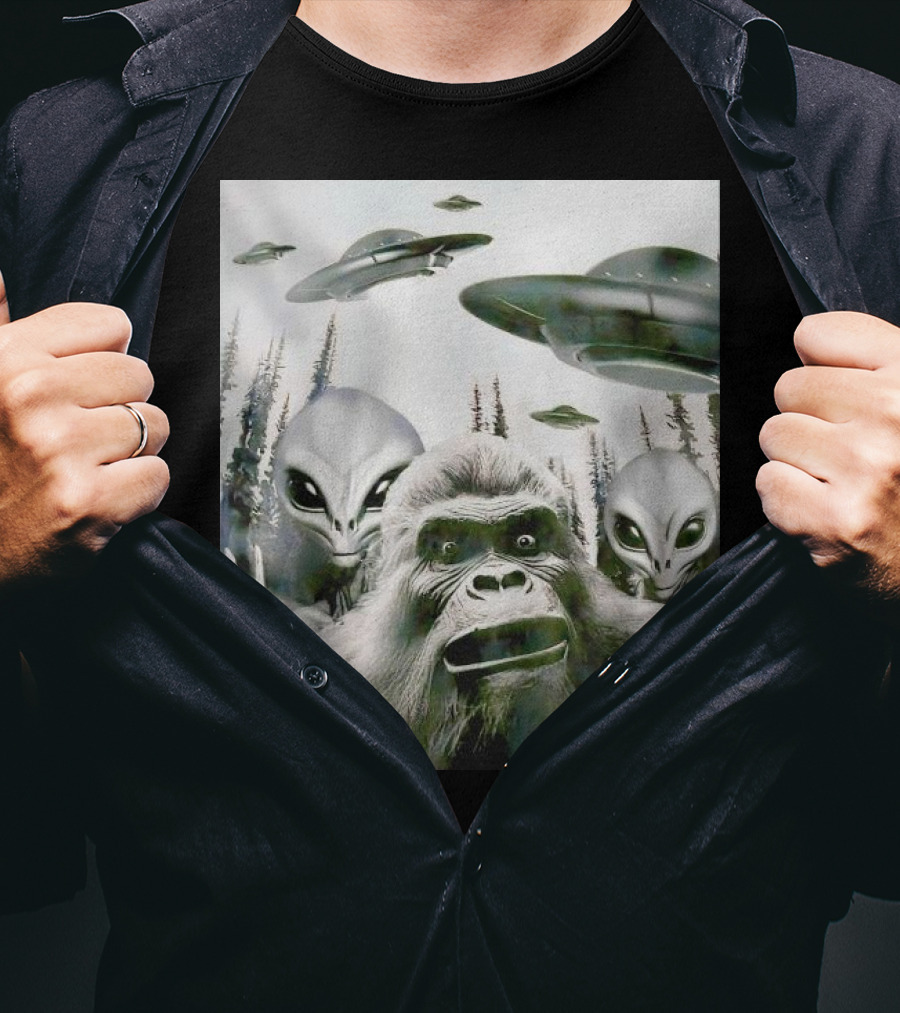 Bigfoot Aliens Selfie UFO Forest Adventure T-Shirt