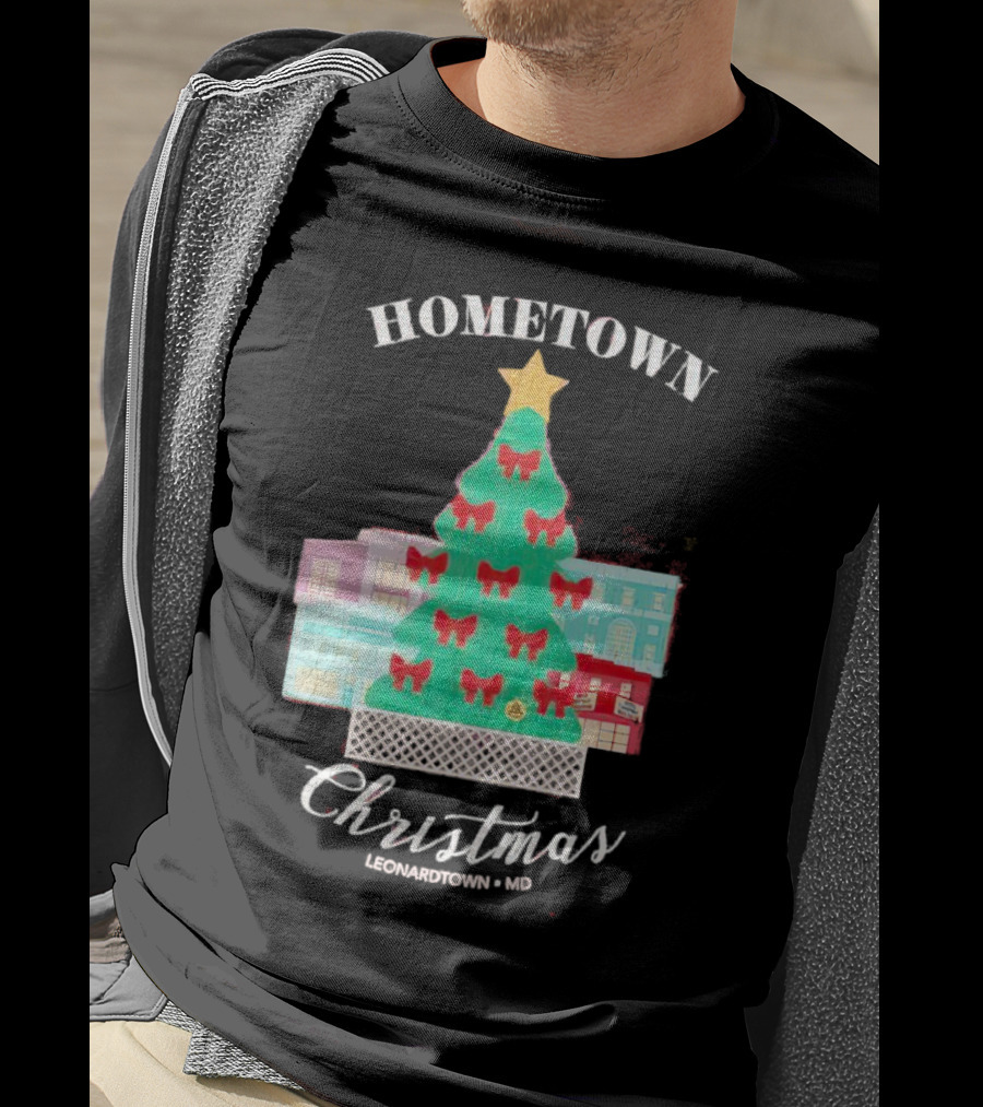 Hometown Christmas Leonardtown MD Christmas Tree With Red Bows And Star T-Shirt