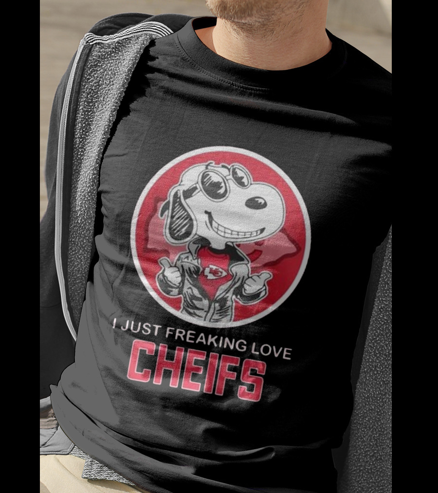 Kansas City Chiefs Snoopy I Just Freaking Love Chiefs T-Shirt