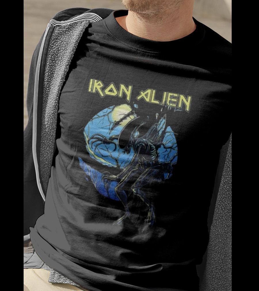 Iron Alien Xenomorph Moonlight Scene T-Shirt