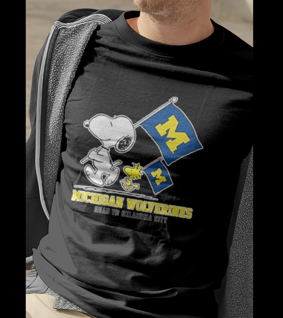 Snoopy And Woodstock Michigan Wolverines Flags Road To Oklahoma City T-Shirt