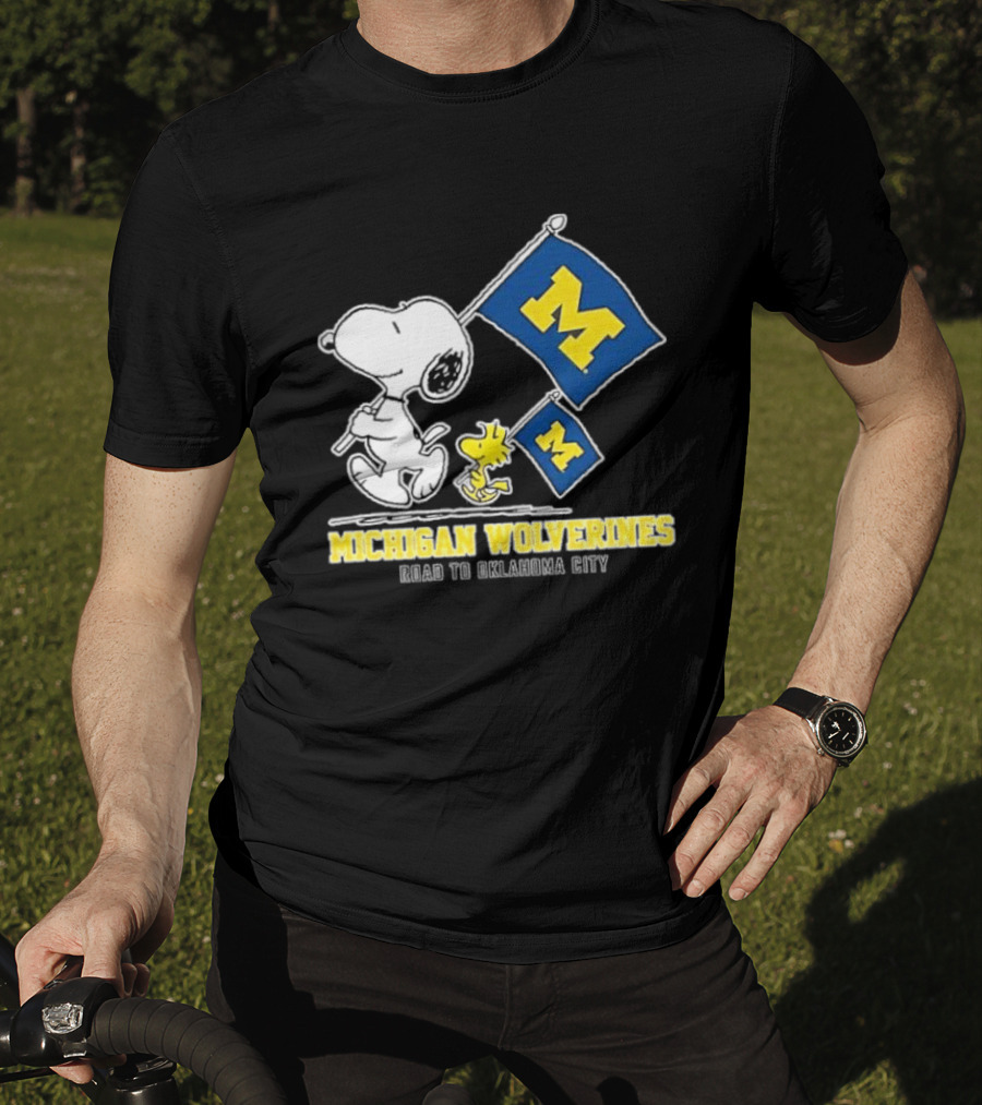 Snoopy And Woodstock Michigan Wolverines Flags Road To Oklahoma City T-Shirt